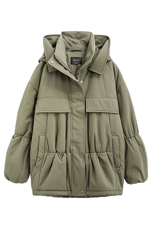 хаки Длинная куртка на синтепоне из текстурной ткани. Модель свободного силуэта со спущенной линией плеча, накладными и боковыми карманами, воротником-стойкой и капюшоном. Изделие на подкладке. Застежка на молнию под планкой с кнопками.