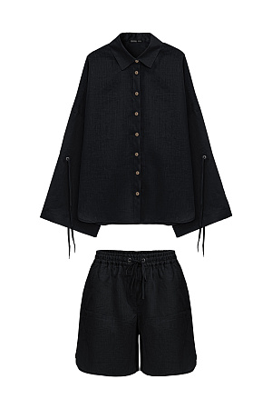 черный Комплект из 100% крапивы, состоящий из рубашки и шорт. Рубашка с длинными расклешенными рукавами на кулиске, классическим отложным воротником и застежкой на пуговицы. Короткие шорты&nbsp;&nbsp;с боковыми карманами и эластичным поясом на резинке. 