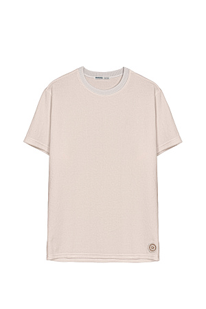 бежевый Футболка из махрового трикотажа. Модель свободного силуэта со спущенной линией плеча и брендированным ярлыком. Воротник обработан рибом. Дополнить образ можно шортами в таком же стиле.