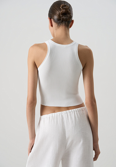 Трикотажная майка с глубоким вырезом