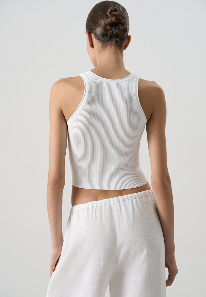 Трикотажная майка с глубоким вырезом