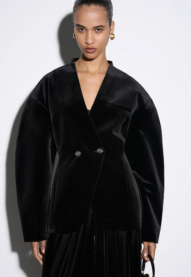 Бархатный жакет с объемными рукавами
