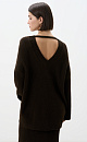 Трикотажный джемпер из буклированной пряжи. Модель свободного силуэта с длинным рукавом и глубоким вырезом на спине. Края изделия выполнены в рубчик. Дополнить образ можно юбкой в таком же стиле.