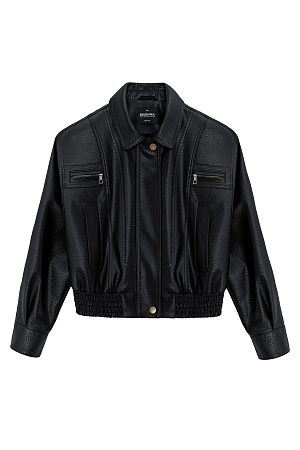 черный Укороченный бомбер из экокожи.Модель свободного силуэта с длинными рукавами, с воротником и двумя нагрудными карманами. Застежка на молнию. Изделие на подкладке.