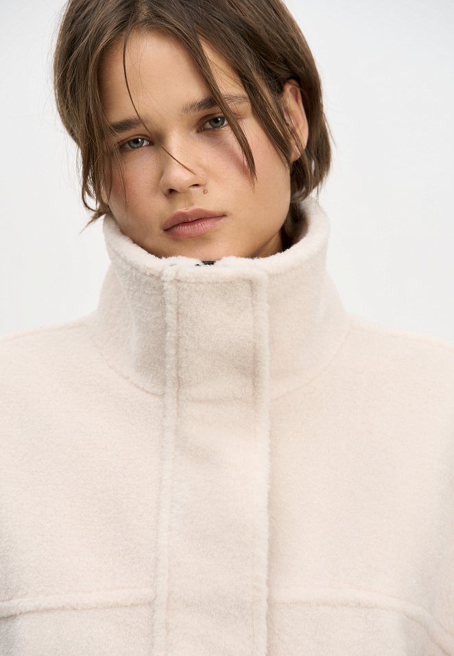 Шуба из экомеха с воротником-стойкой