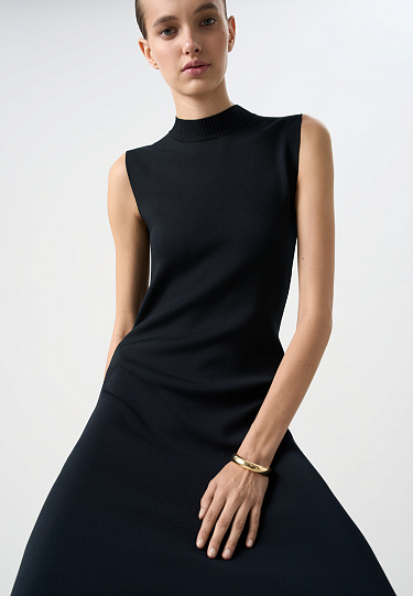 Трикотажное платье с воротником-стойкой