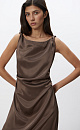 Атласное платье длины миди из 100% вискозы. Модель приталенного силуэта, без рукавов, с перекрутом на плечах и драпировкой. Застежка на молнию сзади.