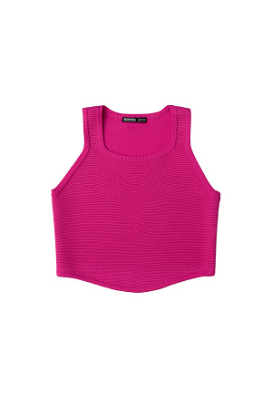 фуксия Трикотажный топ из висозы. Модель приталенного силуэта с фигурным низом, без рукавов, на широких бретельках. Изделие выполнено в горизонтальный рубчик. 