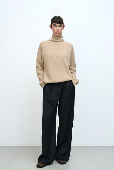 Трикотажный джемпер с воротником-стойкой 