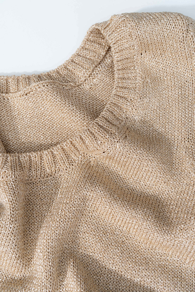 Платье с глубоким вырезом на спине