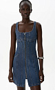Джинсовое платье длины мини из хлопка. Модель приталенного силуэта на широких бретельках, с двумя боковыми карманами, карманами сзади и застежкой на молнию. Платье имеет отрезной лиф с декоративными швами.