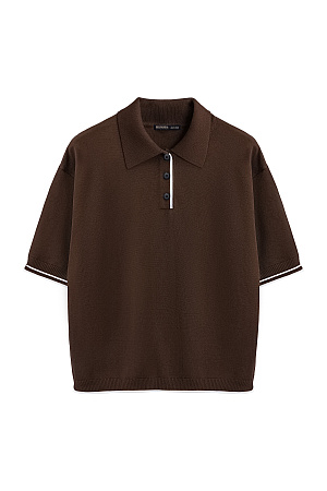 коричневый Трикотажная футболка поло из вискозы. Модель прямого силуэта, со спущенной линией плеч, короткими рукавами, отложным воротником-поло и планкой с тремя пуговицами. Рукава и нижний край изделия декорированы кантом контрастного цвета. 