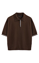 Трикотажная футболка поло из вискозы. Модель прямого силуэта, со спущенной линией плеч, короткими рукавами, отложным воротником-поло и планкой с тремя пуговицами. Рукава и нижний край изделия декорированы кантом контрастного цвета. 