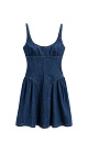 Джинсовое платье длины мини из 100% хлопка. Модель приталенного силуэта с акцентными вытачками по фигуре, без рукавов, U-образным вырезом, на тонких нерегулируемых бретельках и расклешенной юбкой. Застежка на молнию сзади.