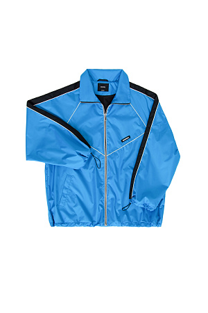 голубой Детская куртка в спортивном стиле с карманами по бокам, голубым кантом и широким лампасом. Брендированный ярлык на груди. Подклад с элементами из сетчатой ткани по бокам и воротник-стойка. Дополнить образ можно брюками или шортами в таком же стиле.