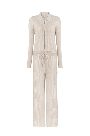 бежевый Трикотажный комбинезон из смесовой шерсти с добавлением кашемира. Длинные рукава, пояс на кулиске и отложной воротник. Застежка на молнию.