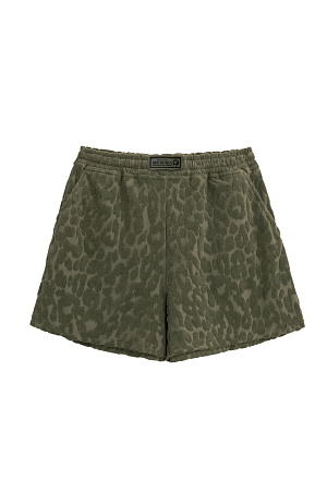 хаки Шорты из махрового трикотажа. Модель свободного силуэта с эластичным поясом на кулиске и брендированным ярлыком. Дополнить образ можно футболкой в таком же стиле.