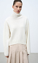 Джемпер из шерсти мериноса экстрафайн. Модель свободного силуэта с высоким воротом. Воротник, манжеты и низ изделия выполнены в широкий рубчик. Рубчик на манжетах образует асимметричный узор и с внешней стороны рукава продолжается до плеча. 