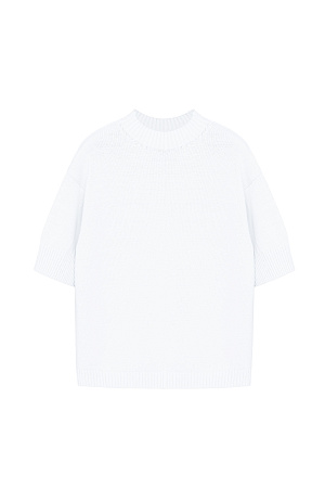 белый Трикотажная футболка из хлопка. Модель свободного силуэта со спущенной линией плеча, коротким рукавом и круглым вырезом горловины. Воротник, манжеты рукавов и низ изделия выполнены в широкий рубчик.