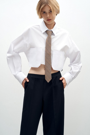 Укороченная рубашка с двумя накладными карманами