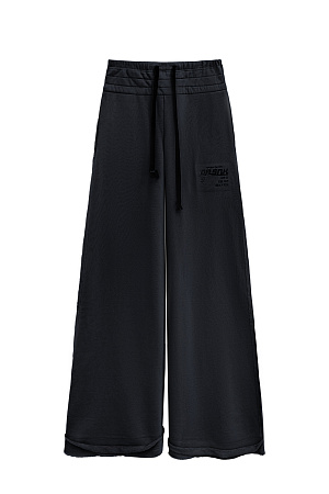черный Широкие спортивные брюки из футера. Модель с широким поясом на кулиске и карманами. Изделие декорировано вышитым логотипом бренда и имитацией необработанного края.