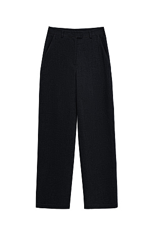 черный Брюки из 100% льна. Модель прямого кроя с карманами и шлевками на поясе для ремня. Изделие декорировано отстрочкой контрастного цвета. 