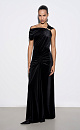 Вечернее платье длины макси из бархатной вискозы. Модель асимметричного кроя с одним коротким рукавом и перемычкой на плече. Изделие декорировано драпировкой.