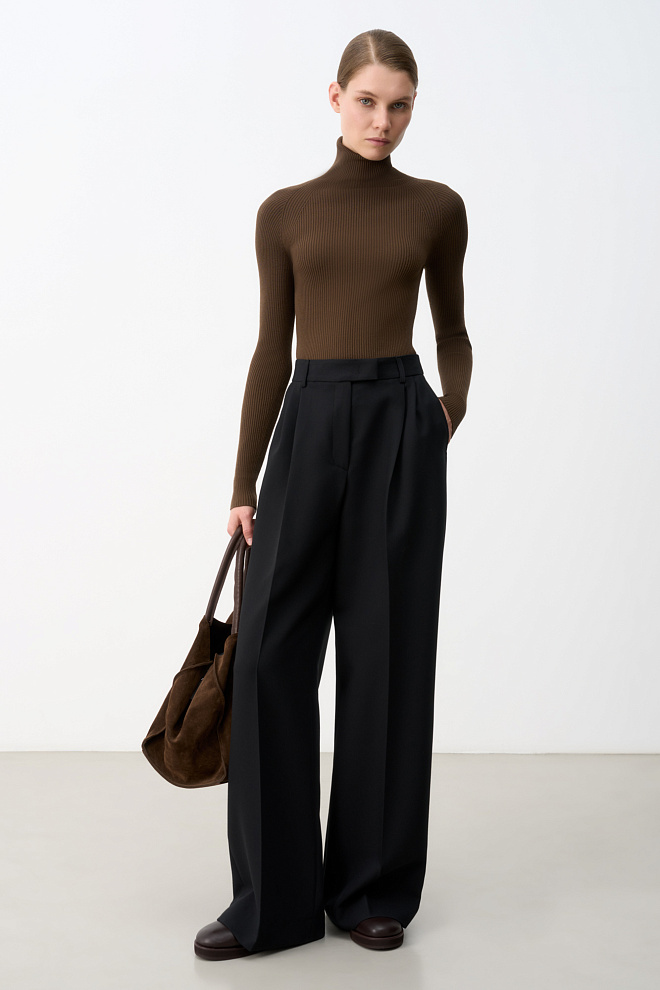 Цельновязаная водолазка в рубчик