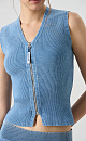 Трикотажный жилет из хлопка с добавлением эластана. Модель приталенного силуэта, без рукавов, с V-образным вырезом горловины. Застежка на молнию. Цвет имитирует вареную джинсу.