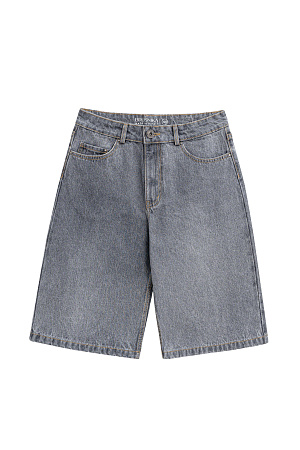 серый Джинсовые шорты-бермуды из 100% хлопка. Модель прямого кроя, со средней посадкой. Шлевки на поясе для ремня. Пять карманов. Застежка на молнию и металлическую пуговицу.