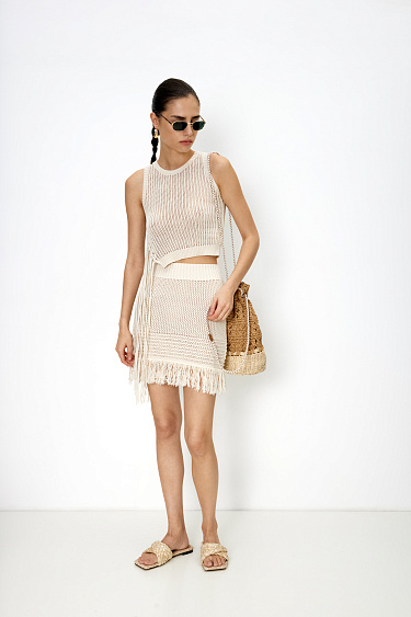 Трикотажный топ с бахромой и люверсами