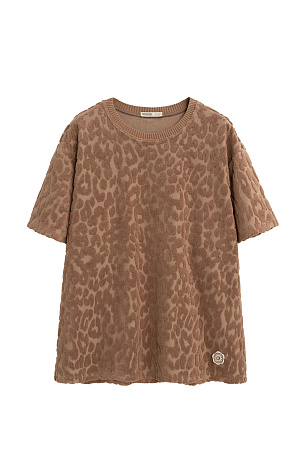 коричневый Длинная футболка из махрового трикотажа. Модель свободного силуэта со спущенной линией плеча. Дополнить образ можно шортами в таком же стиле.