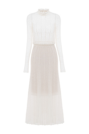 молочный Трикотажное платье длины миди из полупрозрачного кружева с подъюбником из смесовой шерсти. Модель с длинными рукавами, невысоким воротником со сборкой и эластичным поясом. Застежка на пуговицу сзади. Платье выполнено из мягкой пряжи кид мохера и беби альпака, что позволит чувствовать себя в нем комфортно и тепло.