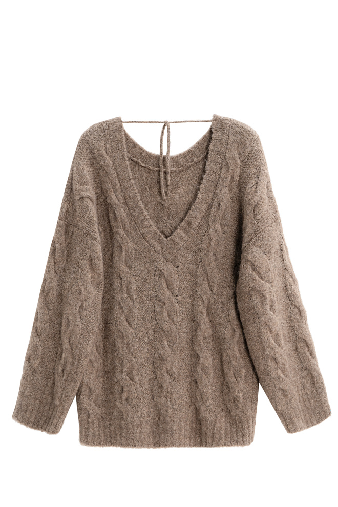 Трикотажный джемпер с открытой спиной и косами