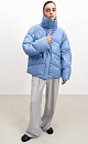 Объемный стеганый пуховик с воротником-стойкой. Модель с боковыми карманами и застежкой на молнию и кнопки. 