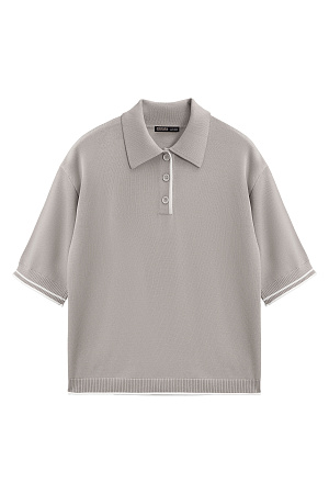 бежевый Трикотажная футболка поло из вискозы. Модель прямого силуэта, со спущенной линией плеч, короткими рукавами, отложным воротником-поло и планкой с тремя пуговицами. Рукава и нижний край изделия декорированы кантом контрастного цвета. 