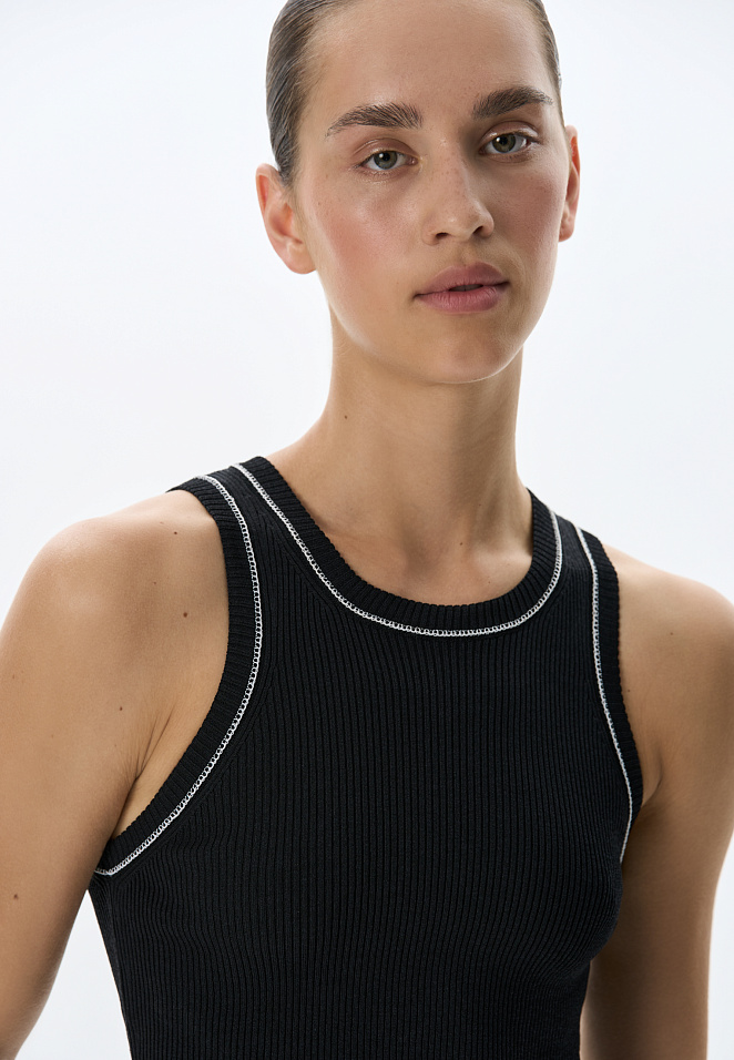 Трикотажный топ с контрастной строчкой
