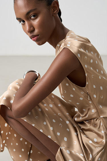 Принтованное атласное платье