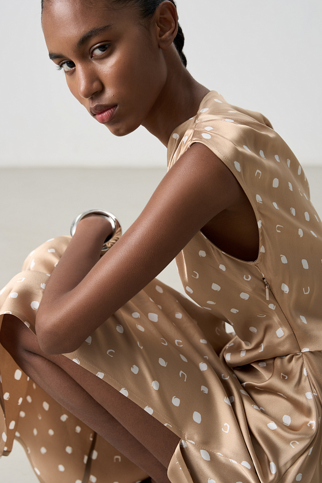 Принтованное атласное платье