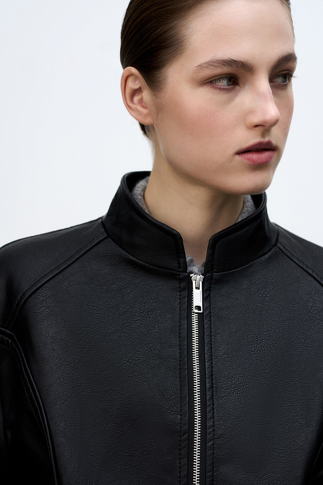 Бомбер из экокожи с боковыми карманами