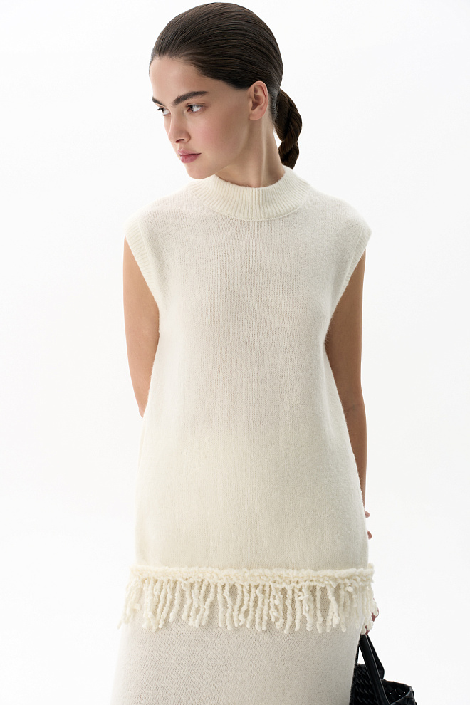 Жилет из шерсти мериноса с бахромой