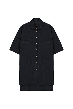 черный Рубашка из 100% хлопка. Модель прямого кроя, с отложным воротником и короткими рукавами. Застёгивается на пуговицы по всей длине. На груди расположены два накладных кармана. Ткань имеет текстурированную поверхность с вертикальными полосами и вышитым узором.<br />
