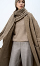 Трикотажное пальто на запах из смесовой шерсти с поясом в тон. Модель свободного силуэта со спущенной линией плеча и накладными карманами. Отложной воротник с прямоугольными лацканами. Изделие без подкладки. Дополнить образ можно шарфом и шапкой в тон.