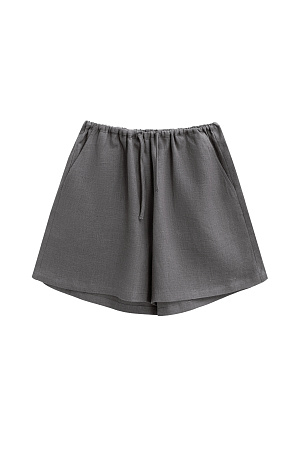 серый Короткие шорты из 100% льна. Модель прямого кроя с небольшим расширением к низу. Изделие выполнено с поясом на кулиске. Два боковых кармана.