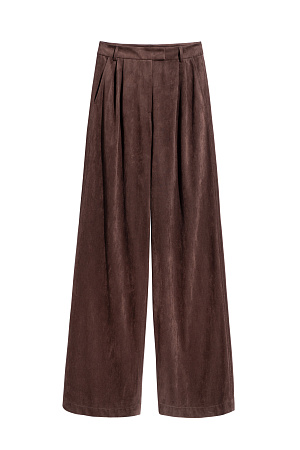 коричневый Брюки из ткани с имитацией внешнего вида и свойств натуральной замши. Модель с защипами на талии, шлевками на поясе для ремня. Застежка на скрытую пуговицу и брючный крючок. Отделка строчкой в тон.&nbsp;&nbsp;