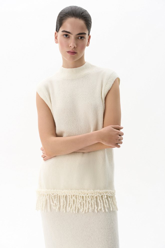 Жилет из шерсти мериноса с бахромой