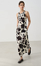 Принтованный сарафан длины миди из 100% вискозы. Модель прямого кроя, с круглым вырезом горловины, без рукавов, на широких бретелях, перекрученных на спине, драпировкой на талии и двумя боковыми карманами. 