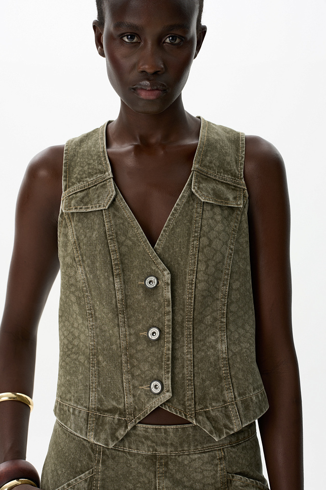 Джинсовый жилет с анималистичным принтом