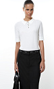 Трикотажная футболка-поло из вискозы. Модель приталенного силуэта, с короткими рукавами с манжетами, отложным воротником и застежкой на пуговицы на планке. 