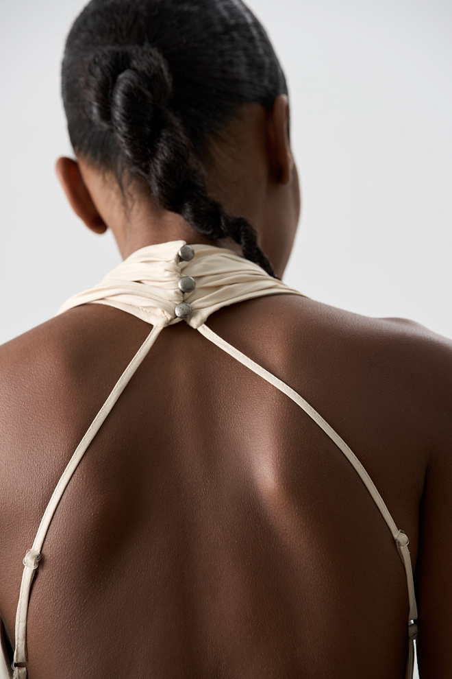 Атласное платье с шарфом